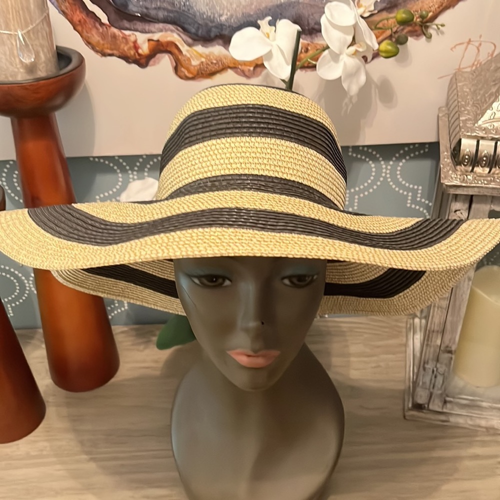 Falls Creek Floppy Brim Hat! Size:OS Color: Cream and Black